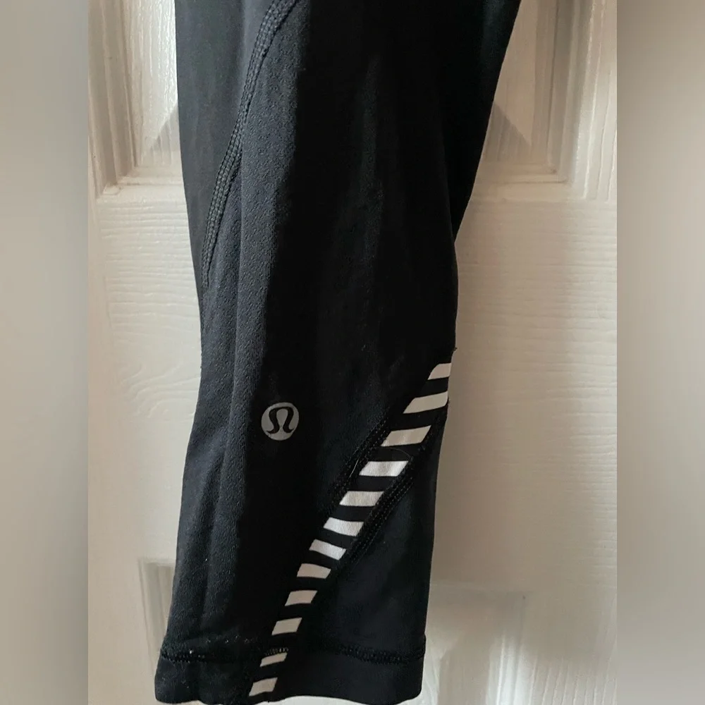 Lululemon Capri Legging Black Striped design size 4 small S